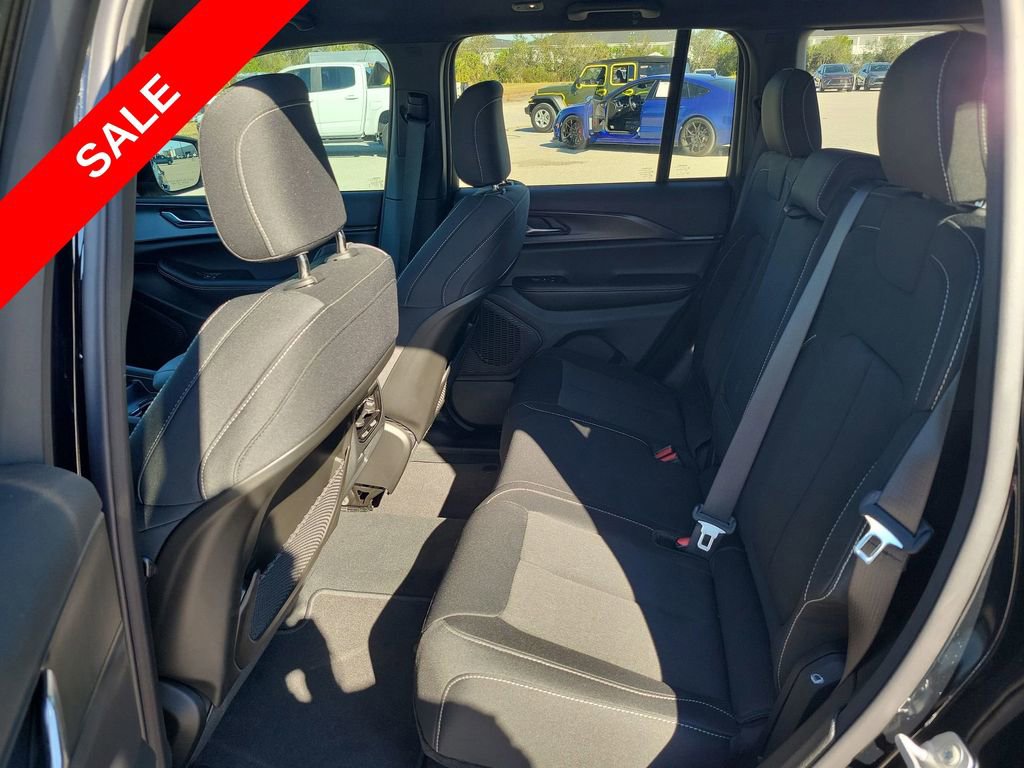 New 2025 Jeep Grand Cherokee Laredo w/ Luxury Tech Group I image 23