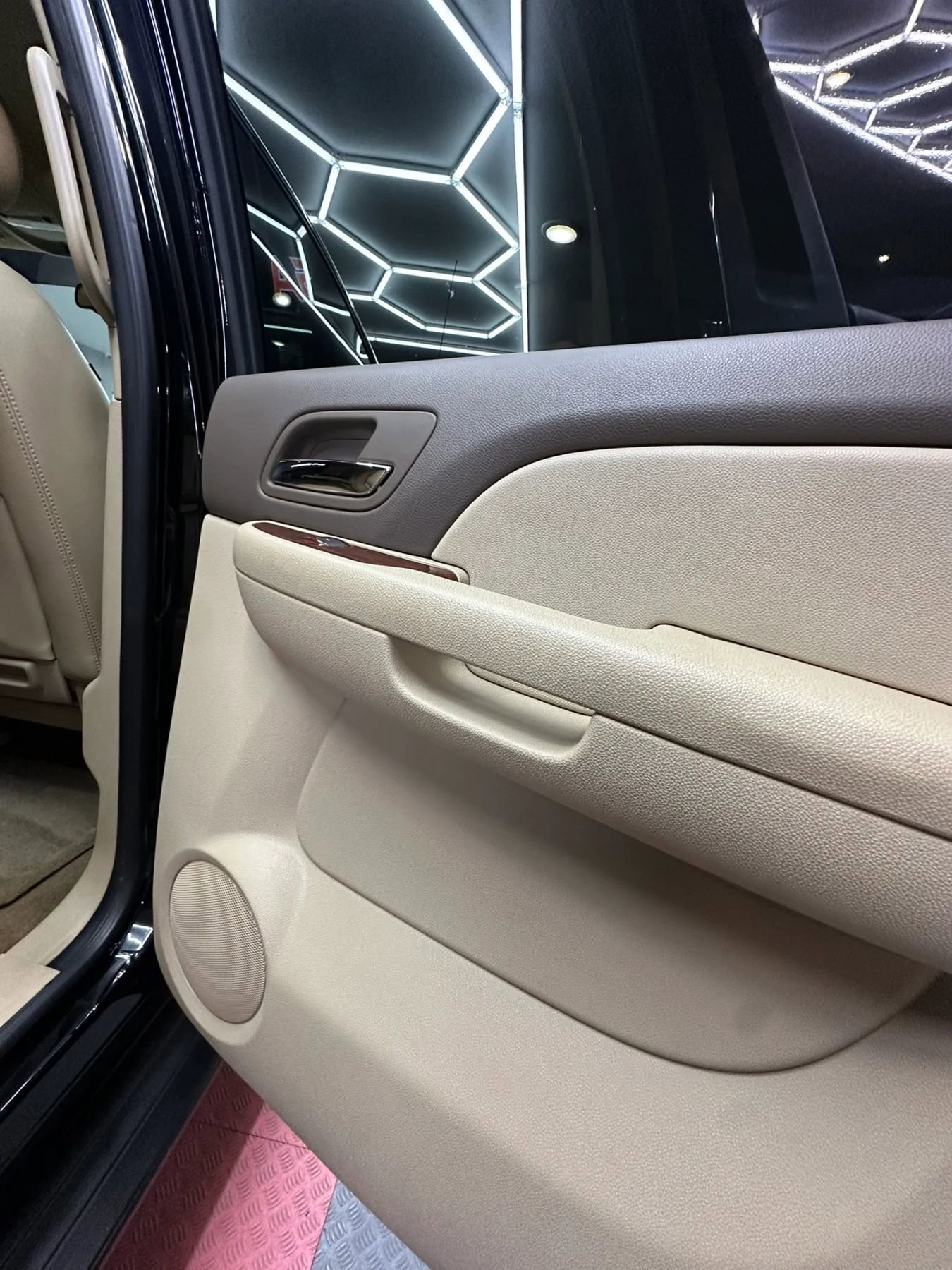 Used 2011 Chevrolet Avalanche LTZ RWD image 24