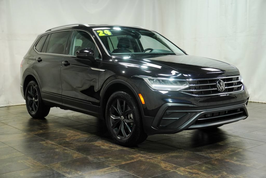 Certified 2024 Volkswagen Tiguan SE AWD/4WD image 1
