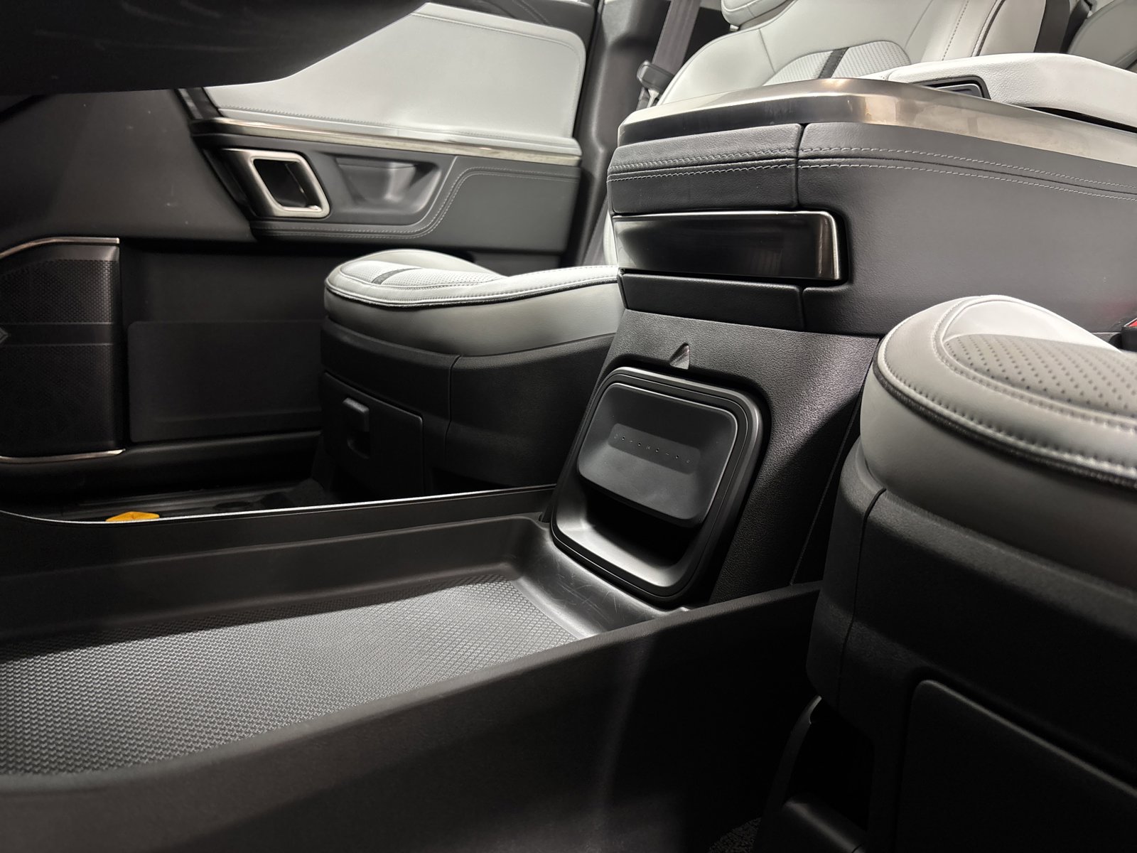 Used 2024 Rivian R1T Adventure image 31