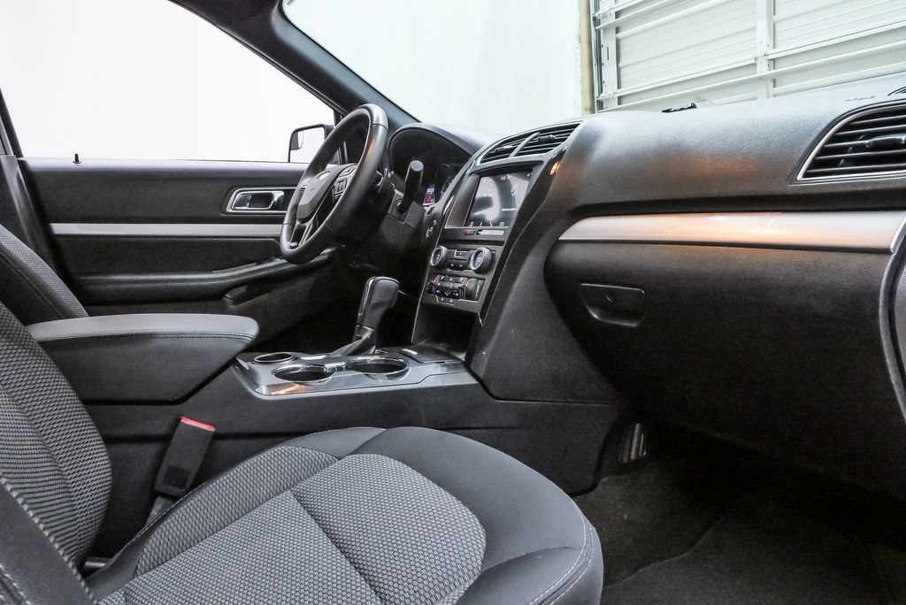 Used 2017 Ford Explorer XLT w/ Equipment Group 201A FWD image 12