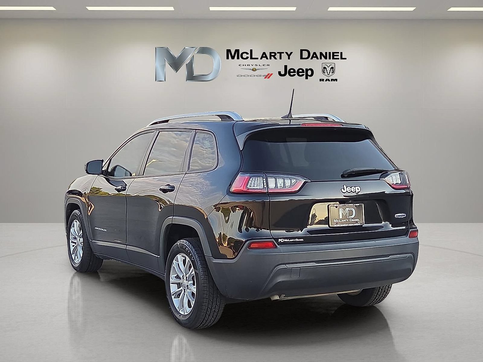 Used 2021 Jeep Cherokee Latitude w/ Mopar Interior Package FWD image 4