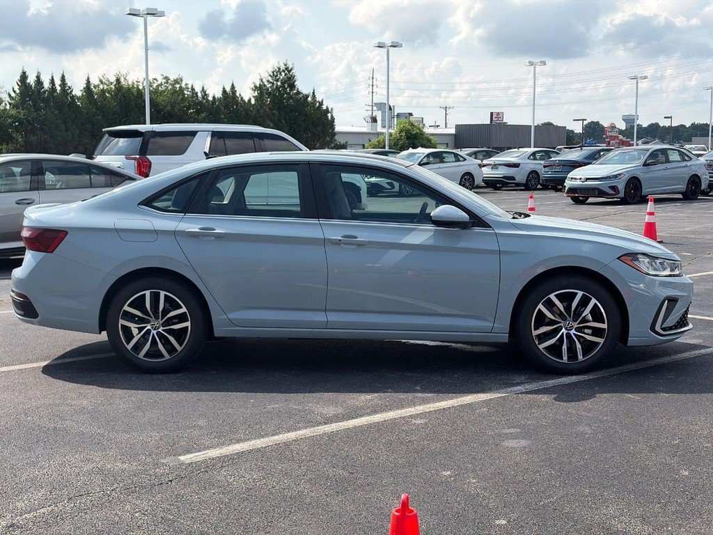 Used 2026 Volkswagen Jetta SE FWD image 4