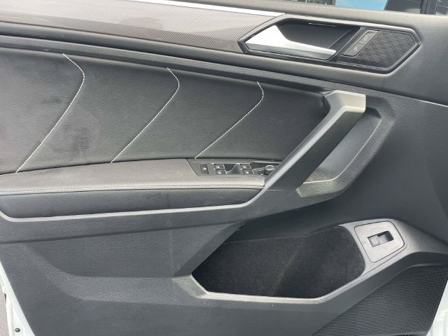 Certified 2023 Volkswagen Tiguan SE R-Line FWD image 15