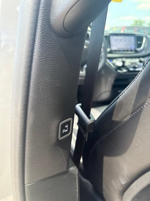 Used 2025 Chrysler Pacifica Select AWD/4WD image 18