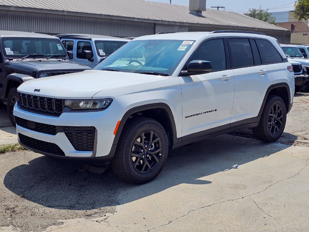 New 2026 Jeep Grand Cherokee Altitude RWD image 2
