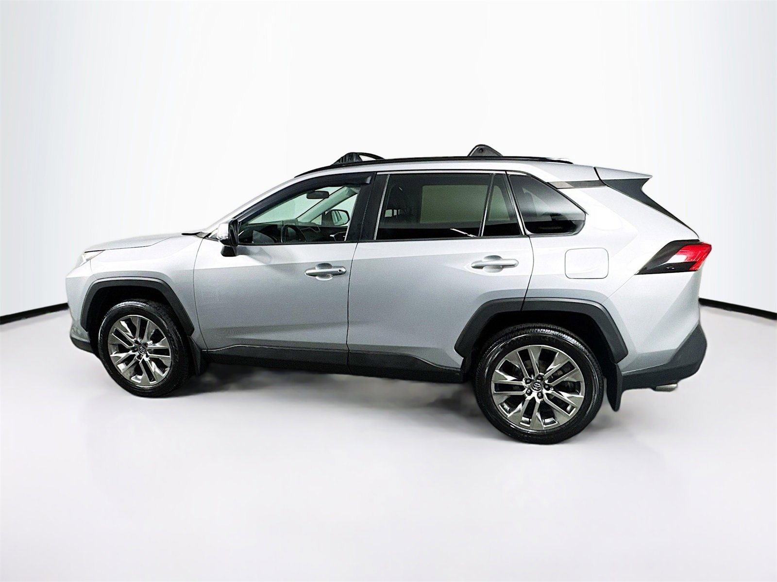Used 2019 Toyota RAV4 XLE Premium image 4