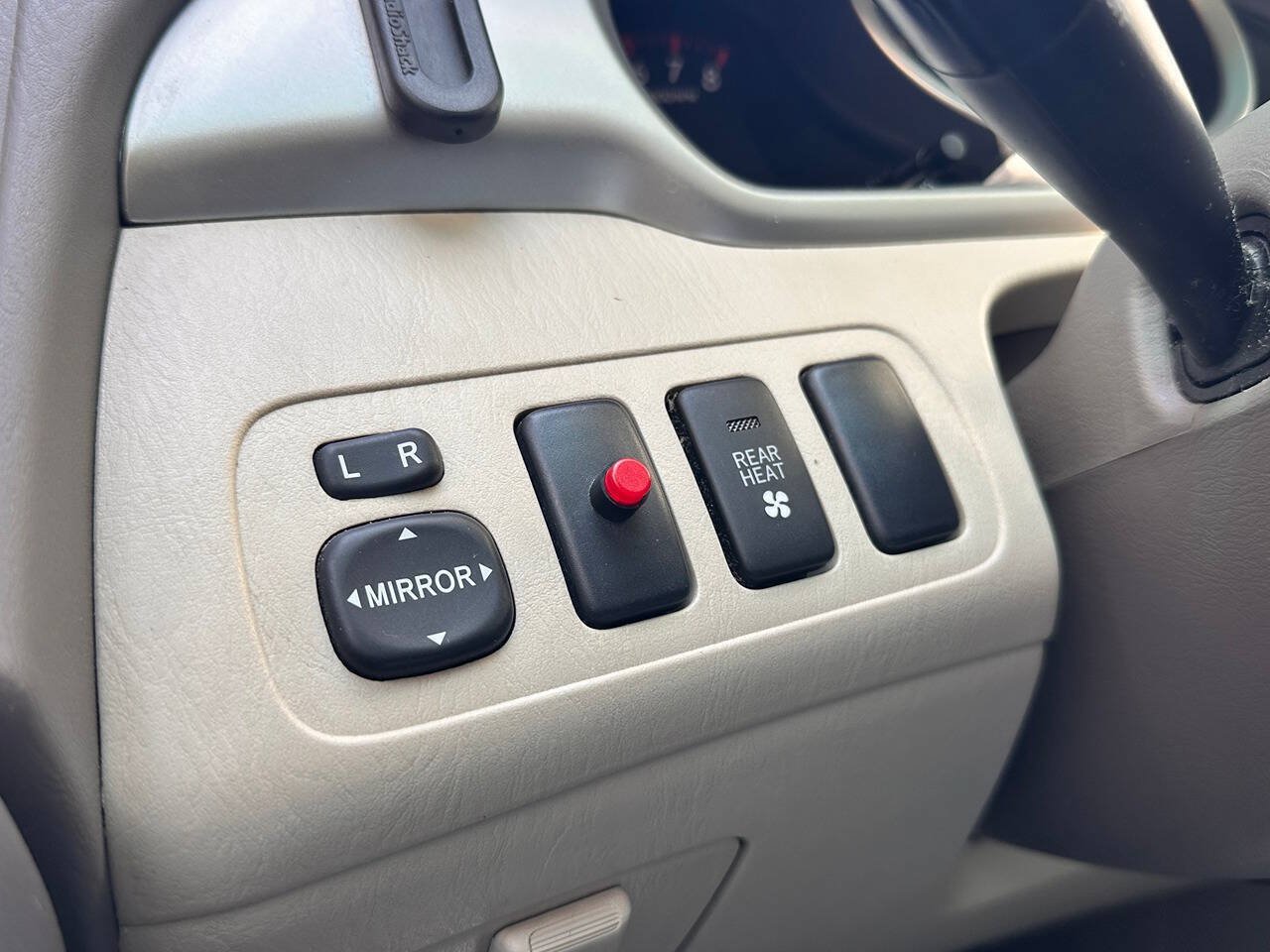 Used 2005 Toyota Highlander 2WD V6 w/ 3rd Row image 18