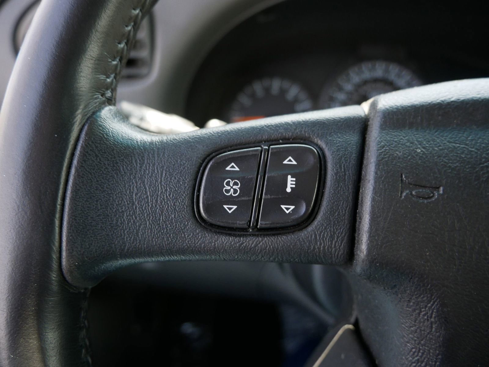 Used 2002 Chevrolet TrailBlazer LTZ AWD/4WD image 25