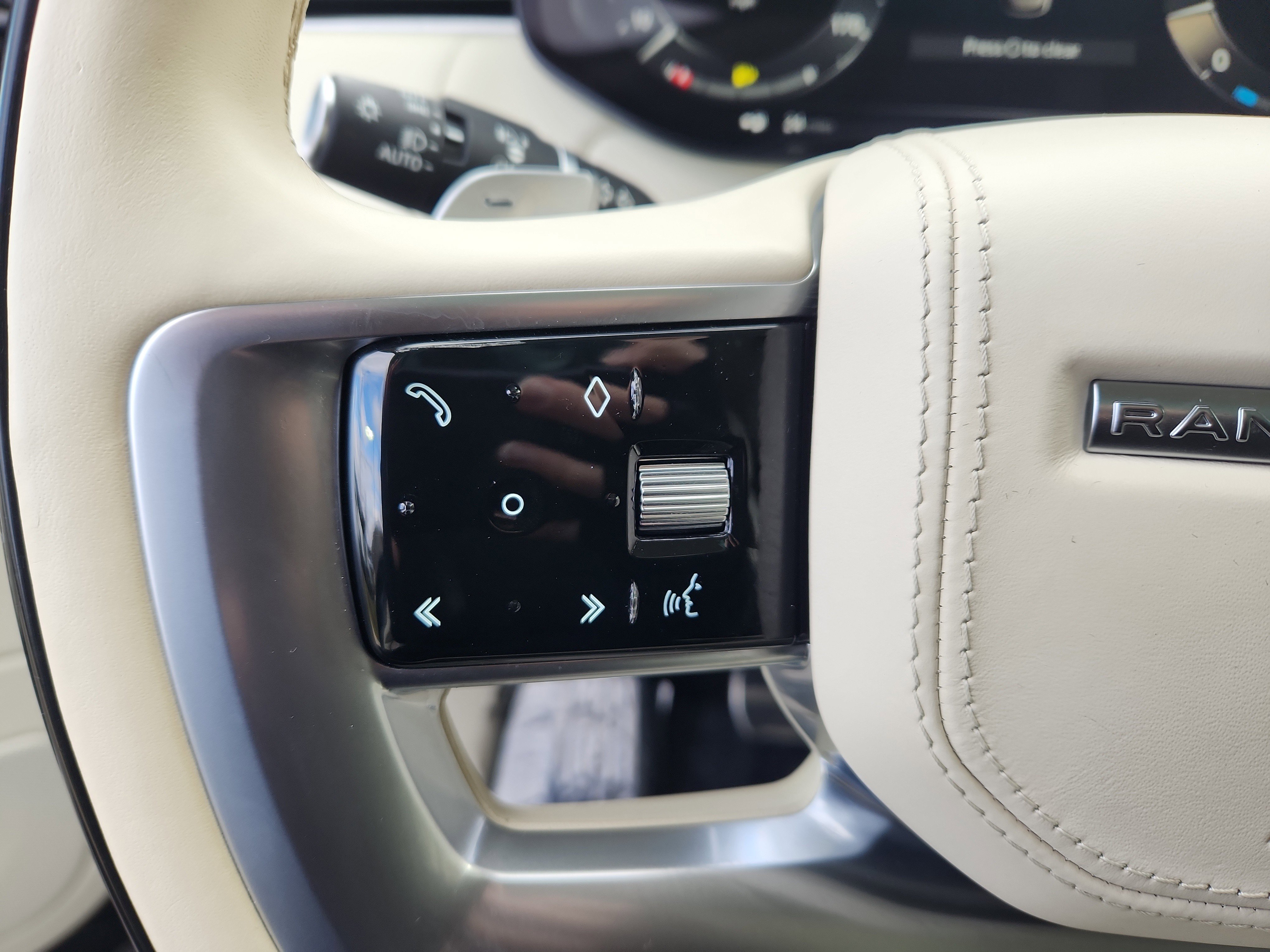Used 2023 Land Rover Range Rover Long Wheelbase SE image 19