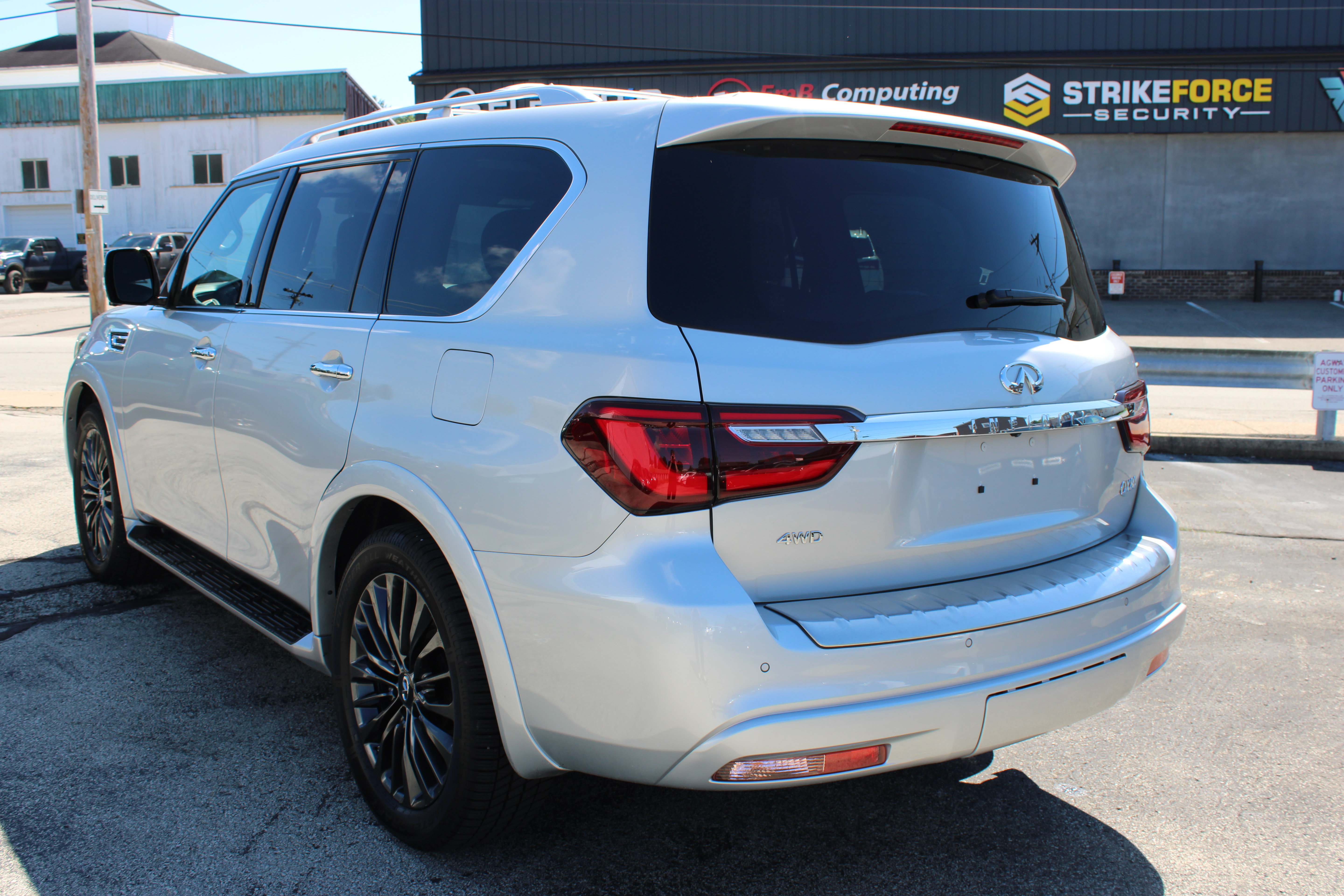 Used 2023 INFINITI QX80 Sensory w/ Cargo Package AWD/4WD image 3