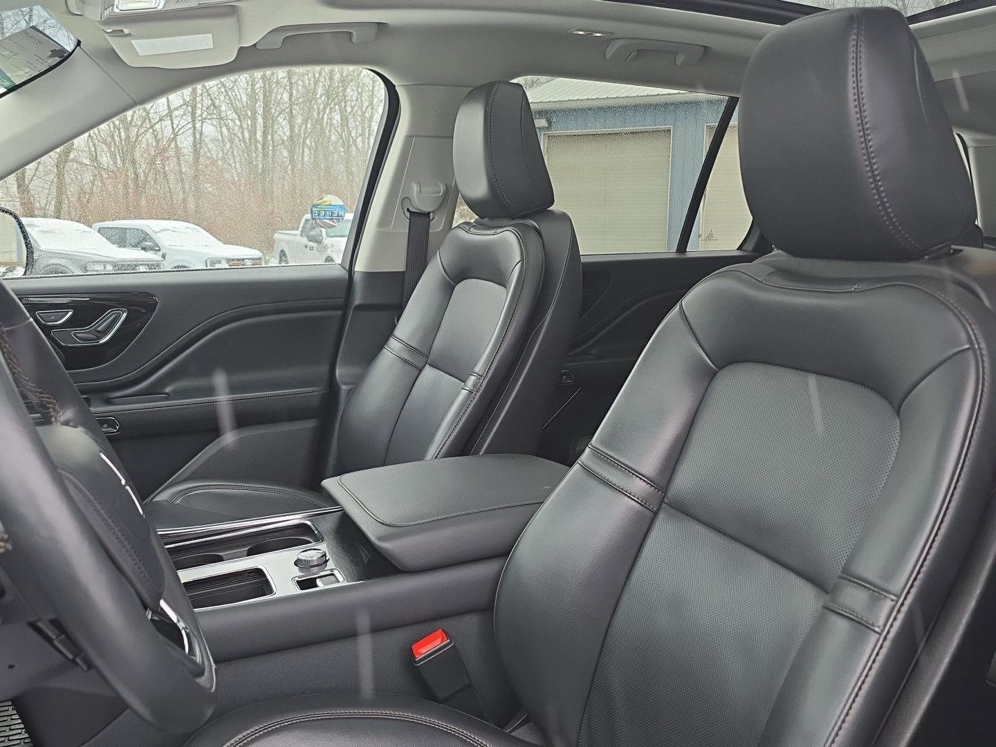 Used 2025 Lincoln Aviator AWD image 12