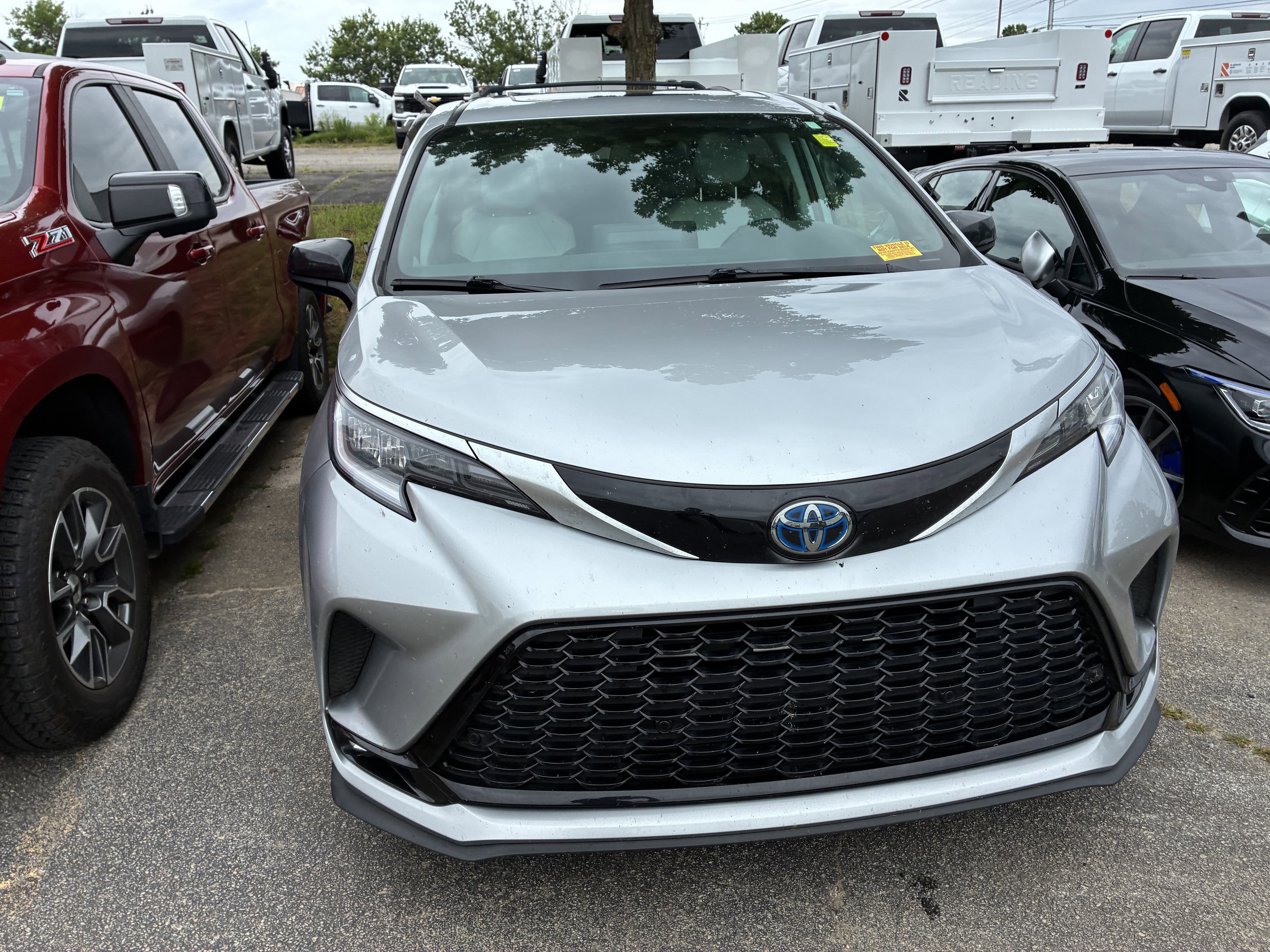 Used 2022 Toyota Sienna XSE FWD image 2