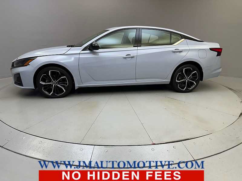 Used 2024 Nissan Altima 2.5 SR w/ SR Premium Package AWD/4WD image 2