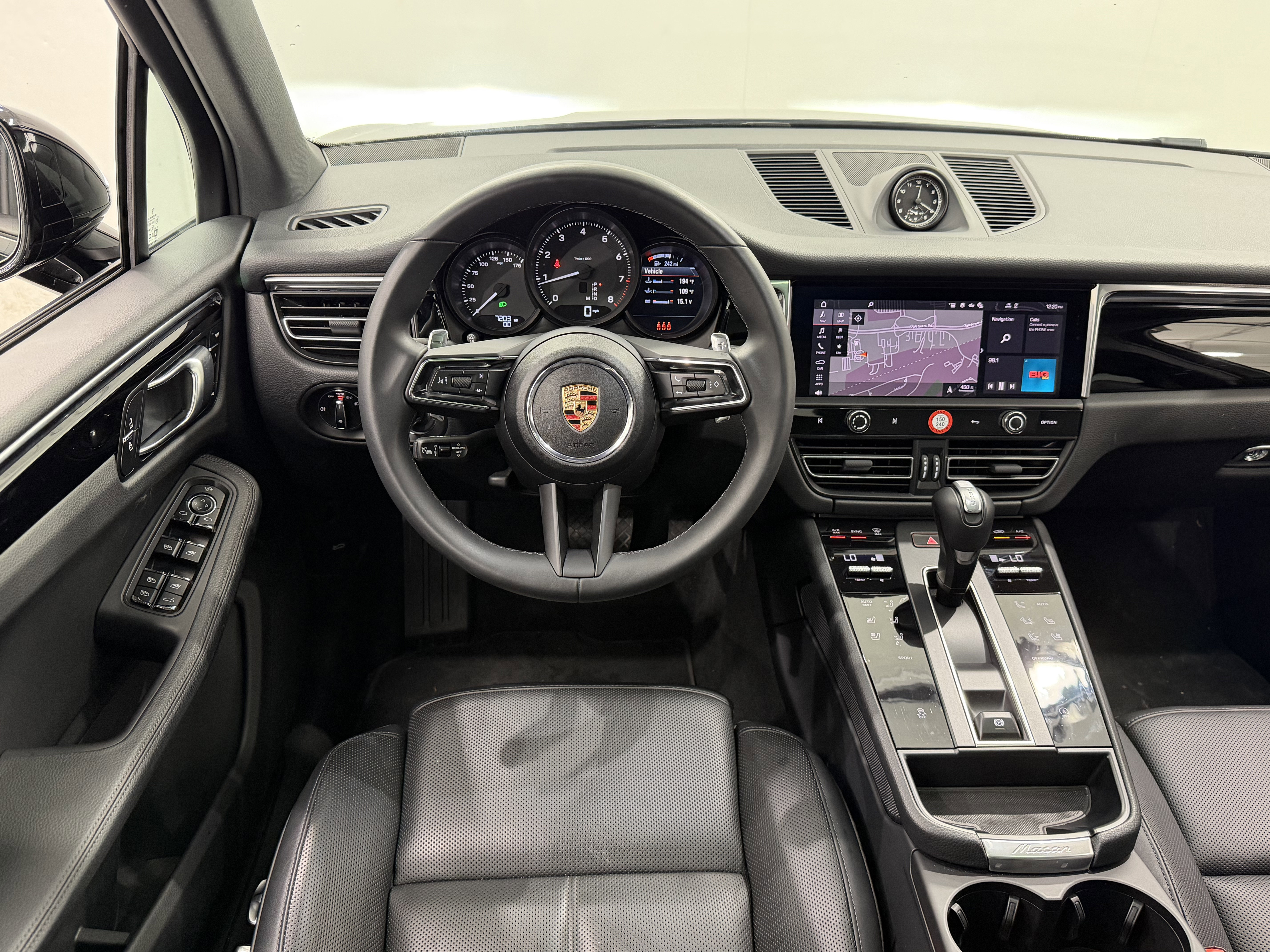 Certified 2025 Porsche Macan image 24