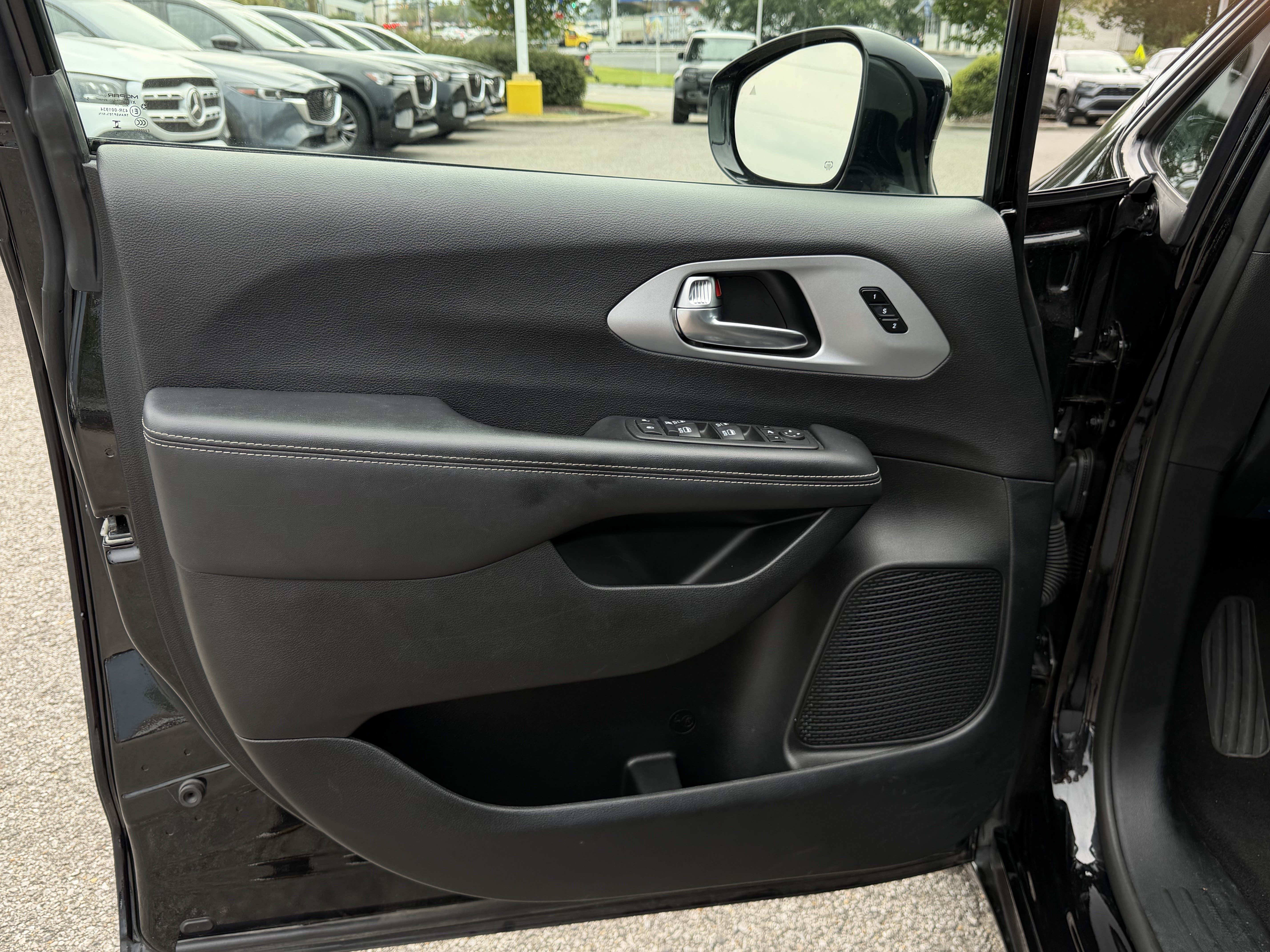 Used 2025 Chrysler Pacifica Limited FWD image 14