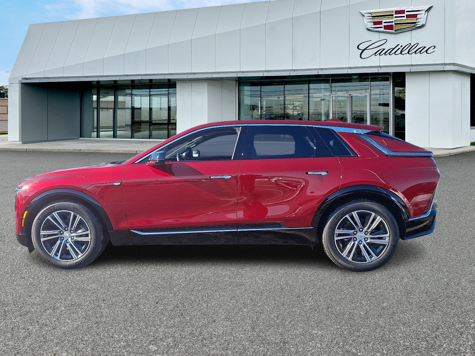 Used 2024 Cadillac Lyriq Luxury image 2