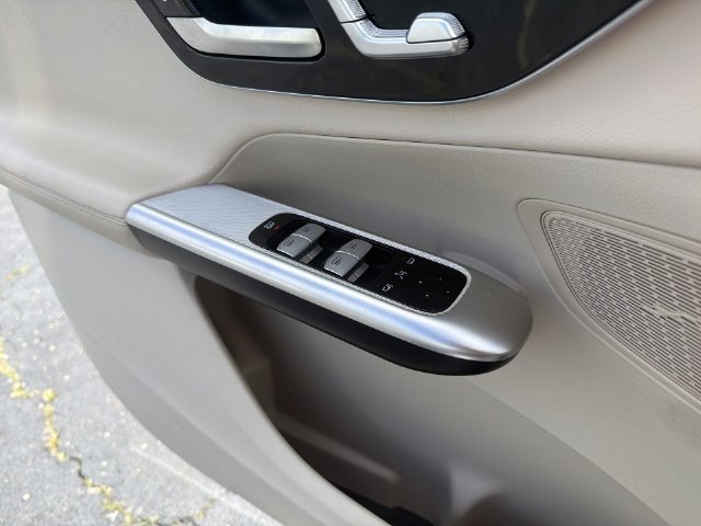 Used 2024 Mercedes-Benz GLC 300 4MATIC image 23