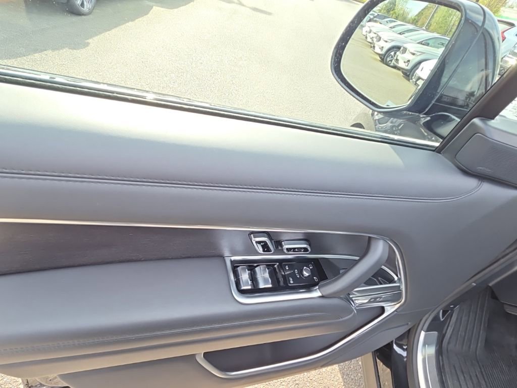 Certified 2025 Land Rover Range Rover Long Wheelbase SE AWD/4WD image 11