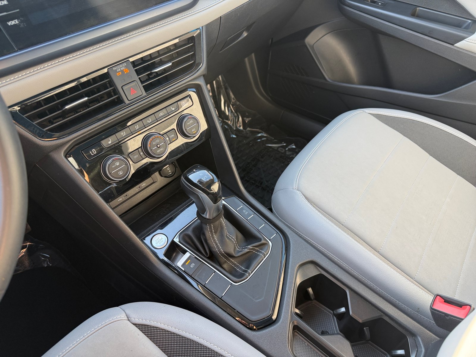 Used 2024 Volkswagen Taos SE w/ Panoramic Sunroof Package FWD image 13