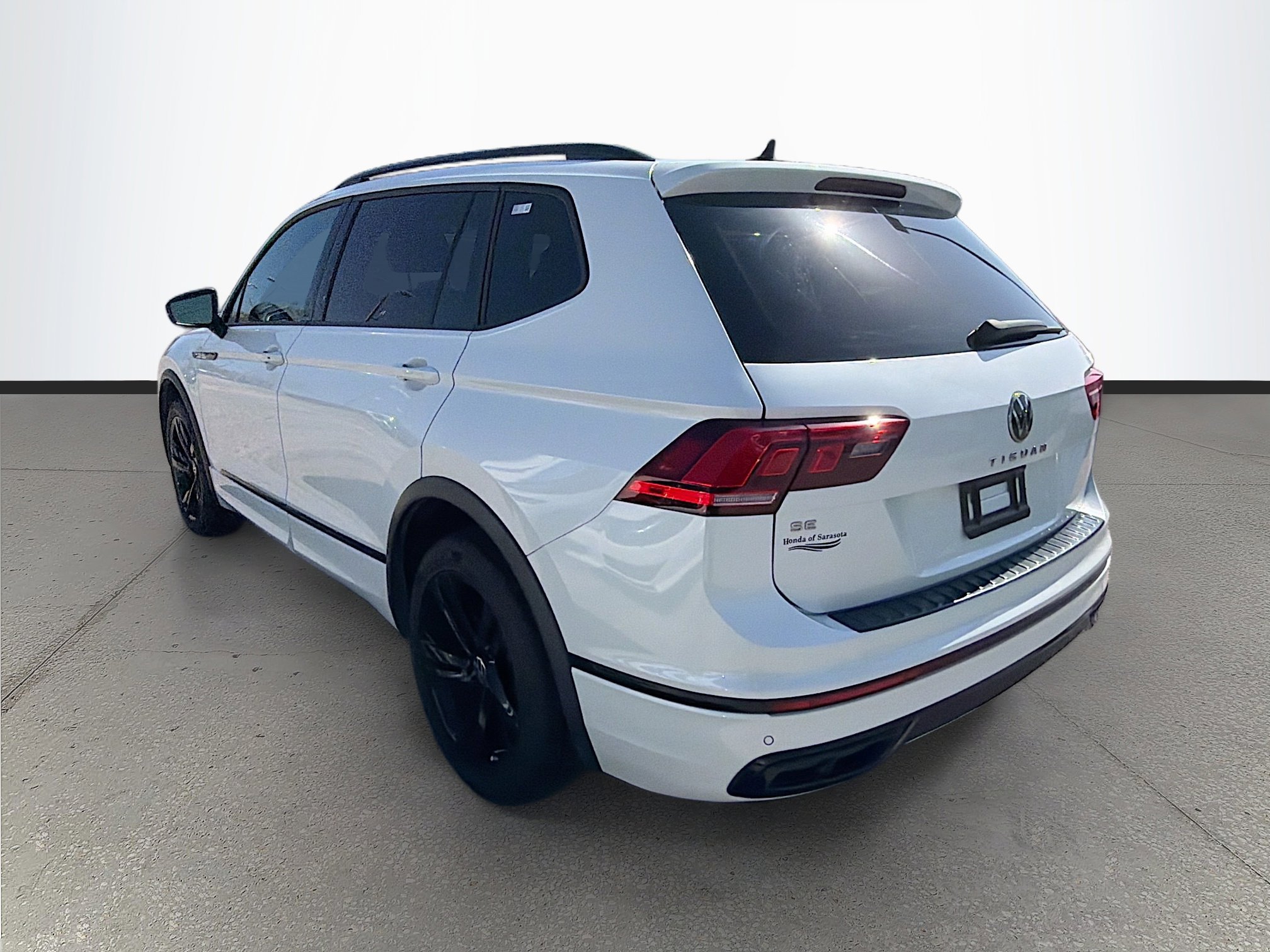 Used 2023 Volkswagen Tiguan SE R-Line image 6