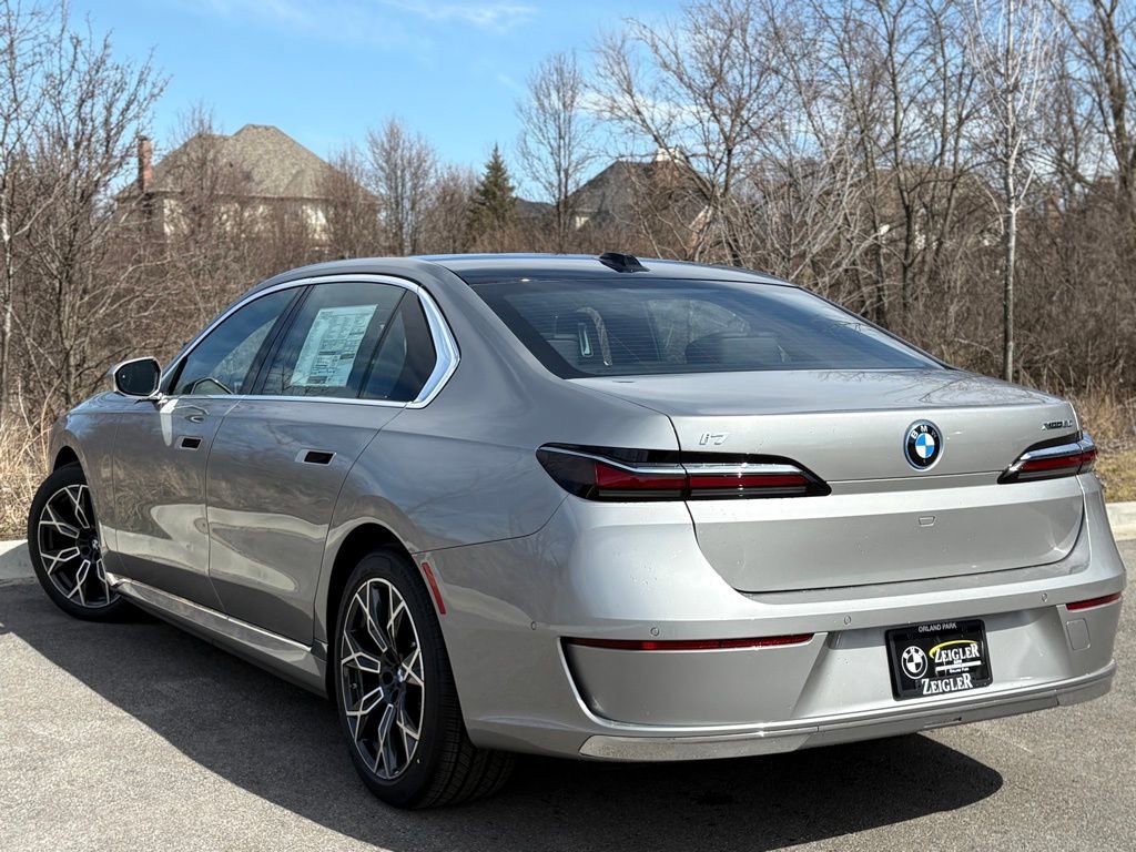 Used 2025 BMW i7 xDrive60 w/ Premium Package video 4