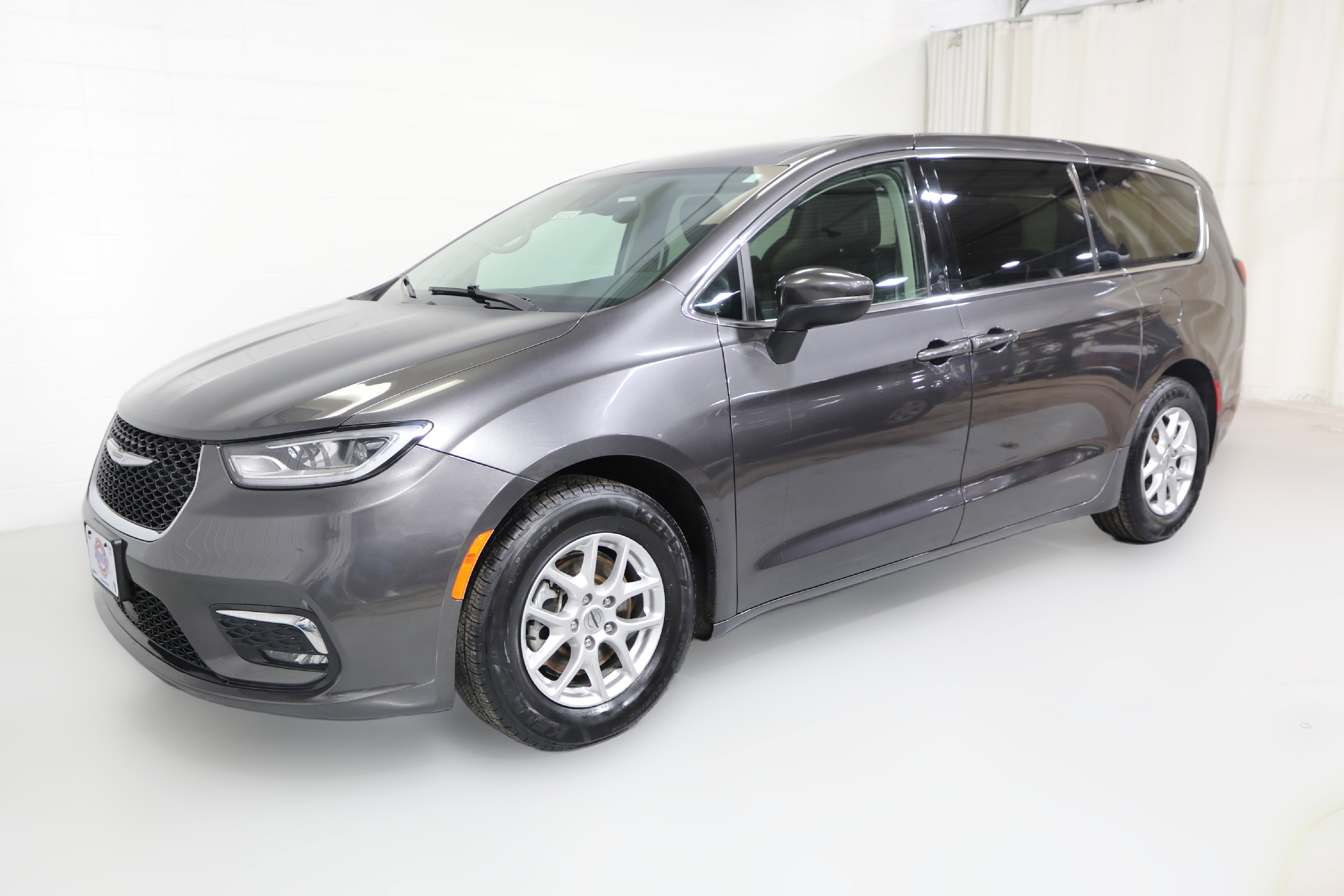 Used 2023 Chrysler Pacifica Touring-L image 15