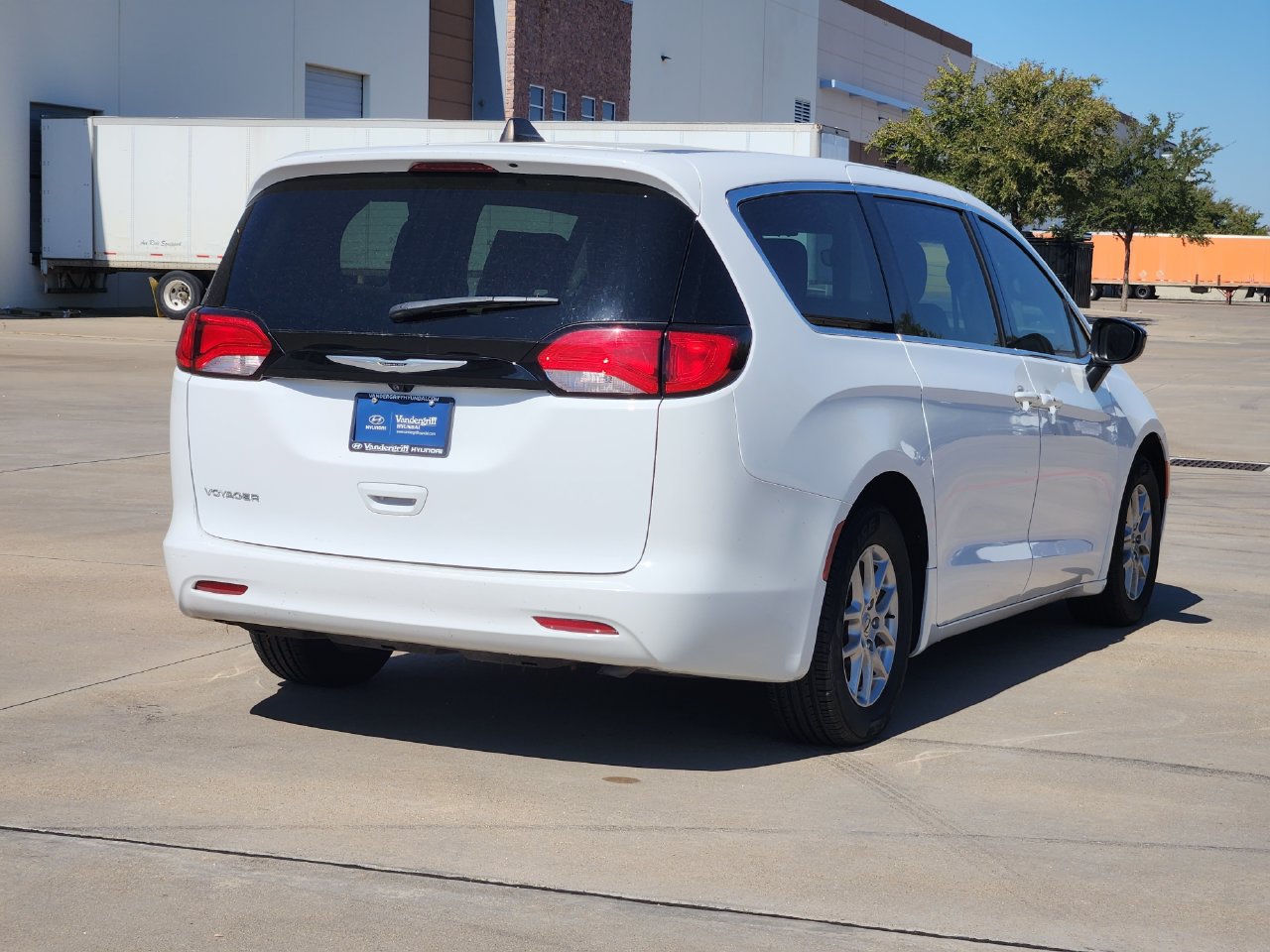 Used 2024 Chrysler Voyager LX FWD image 4
