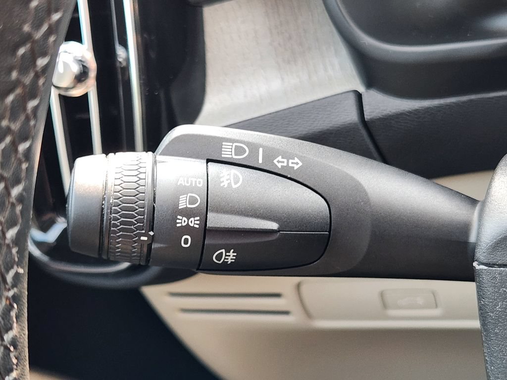 Certified 2025 Volvo XC40 B5 Plus AWD/4WD image 34