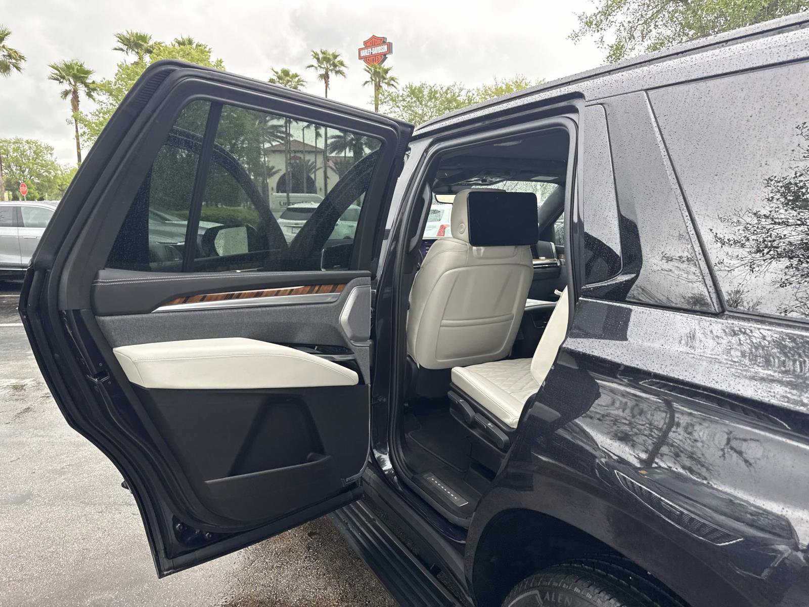 Used 2025 Cadillac Escalade Sport Platinum image 14