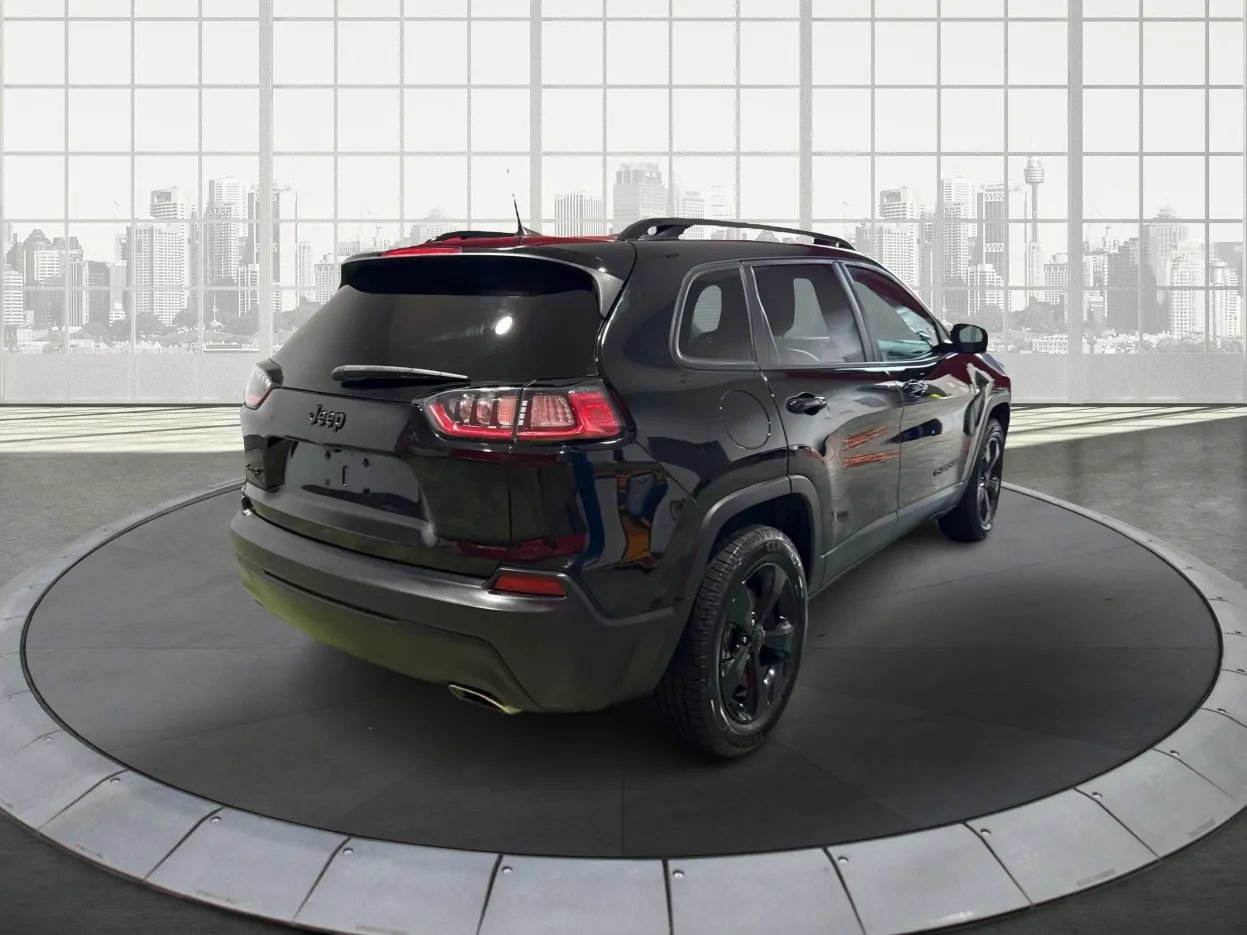 Used 2020 Jeep Cherokee Latitude Plus image 3