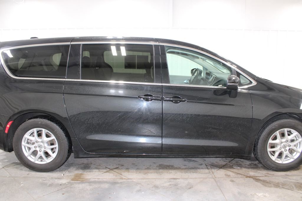 Used 2023 Chrysler Pacifica Touring-L FWD image 11
