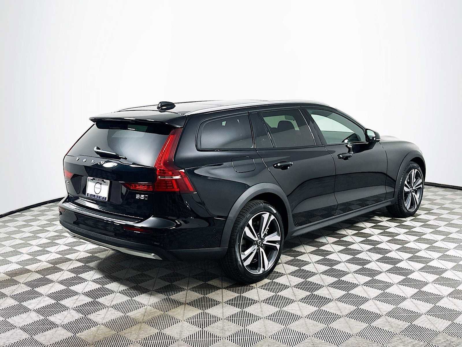 Certified 2025 Volvo V60 B5 Cross Country Plus w/ Protection Package Premier image 7