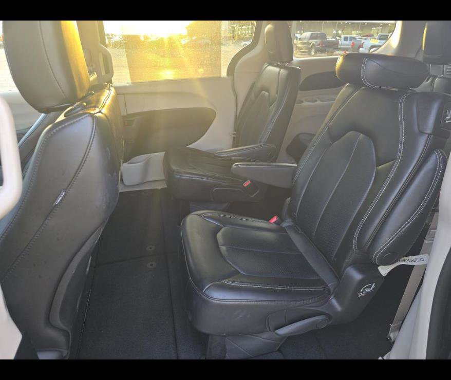 Used 2023 Chrysler Pacifica Touring-L image 7