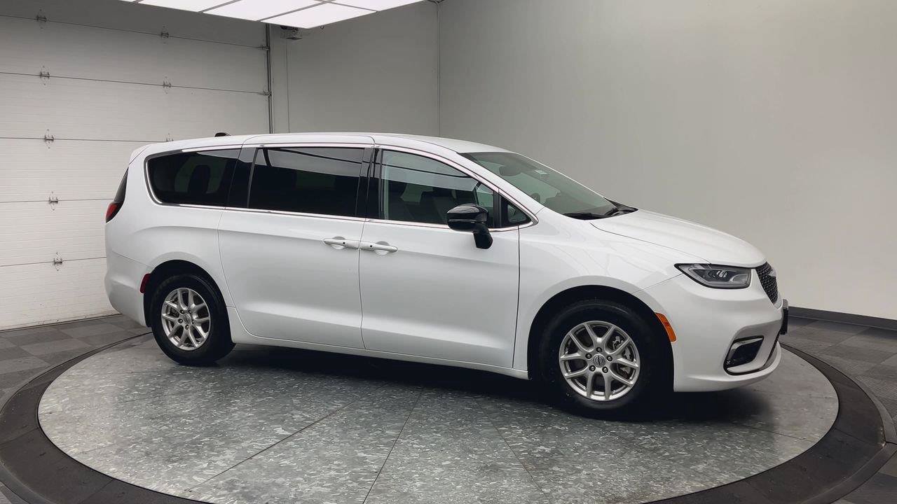 Used 2024 Chrysler Pacifica Touring-L FWD image 40