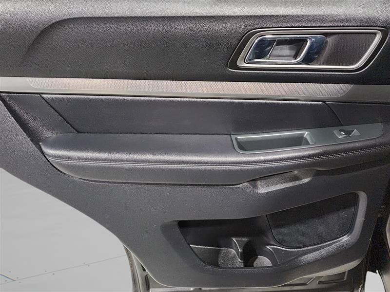 Used 2018 Ford Explorer XLT w/ Equipment Group 202A AWD/4WD image 31