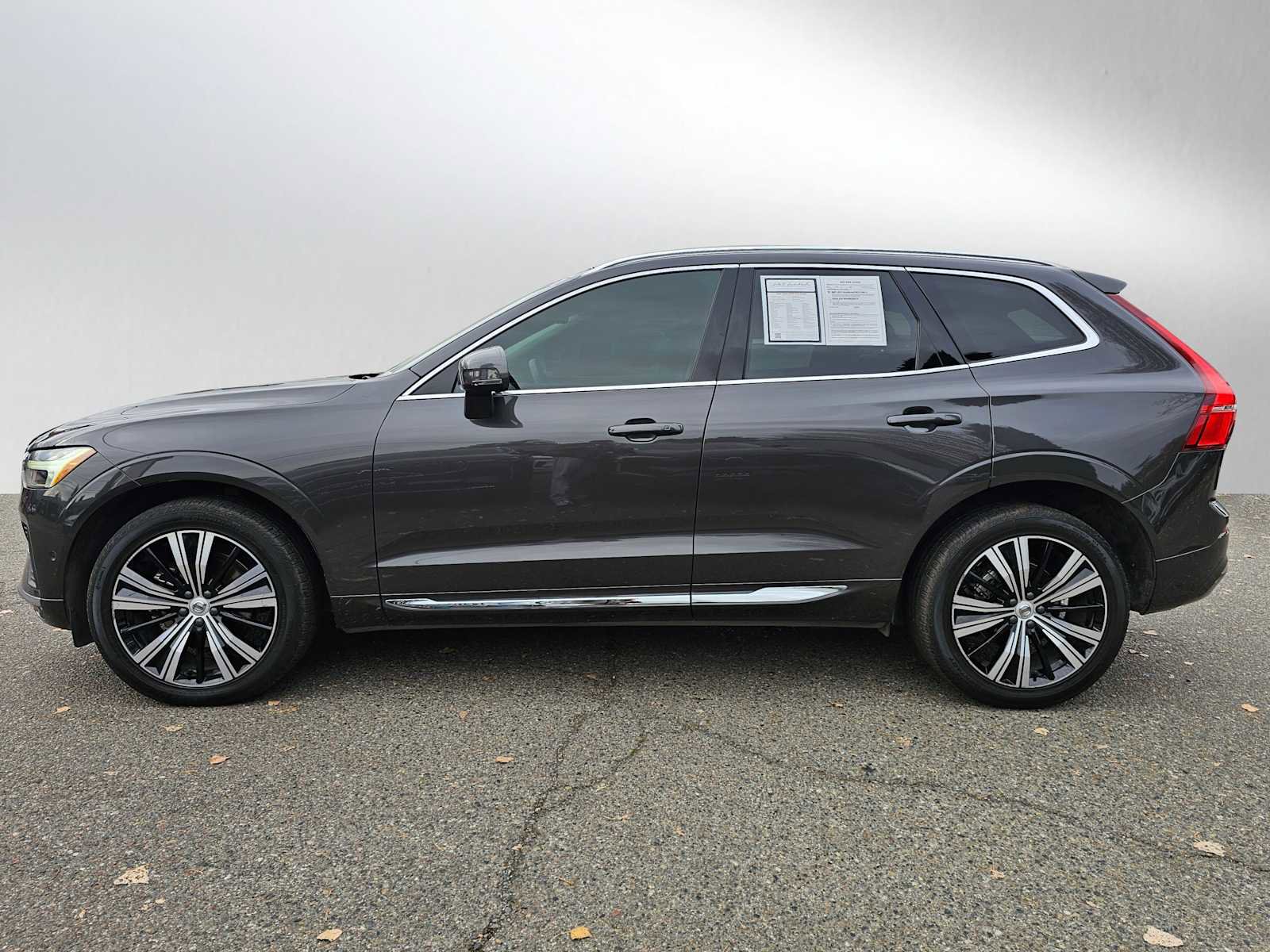Certified 2023 Volvo XC60 B5 Plus w/ Climate Package image 4