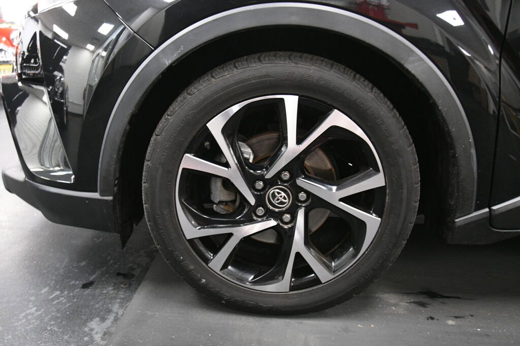Used 2019 Toyota C-HR Limited image 32