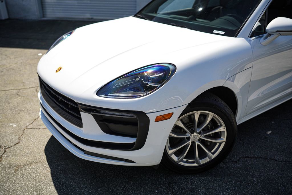 Used 2022 Porsche Macan AWD/4WD image 2