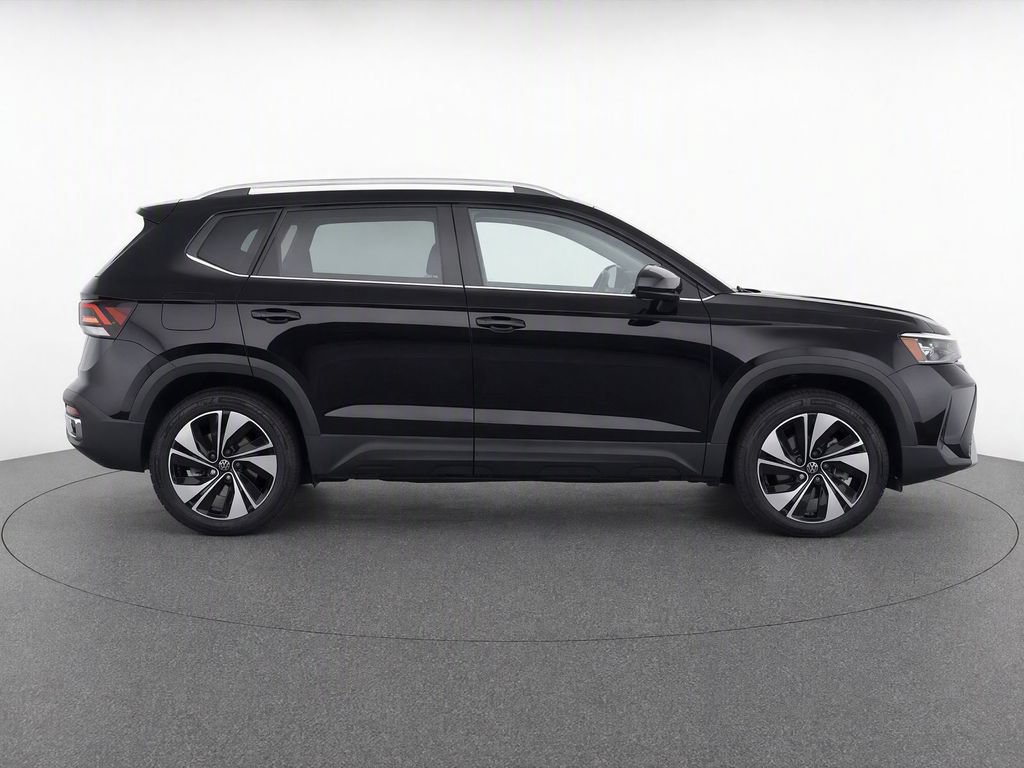 Used 2026 Volkswagen Taos SE AWD/4WD image 8