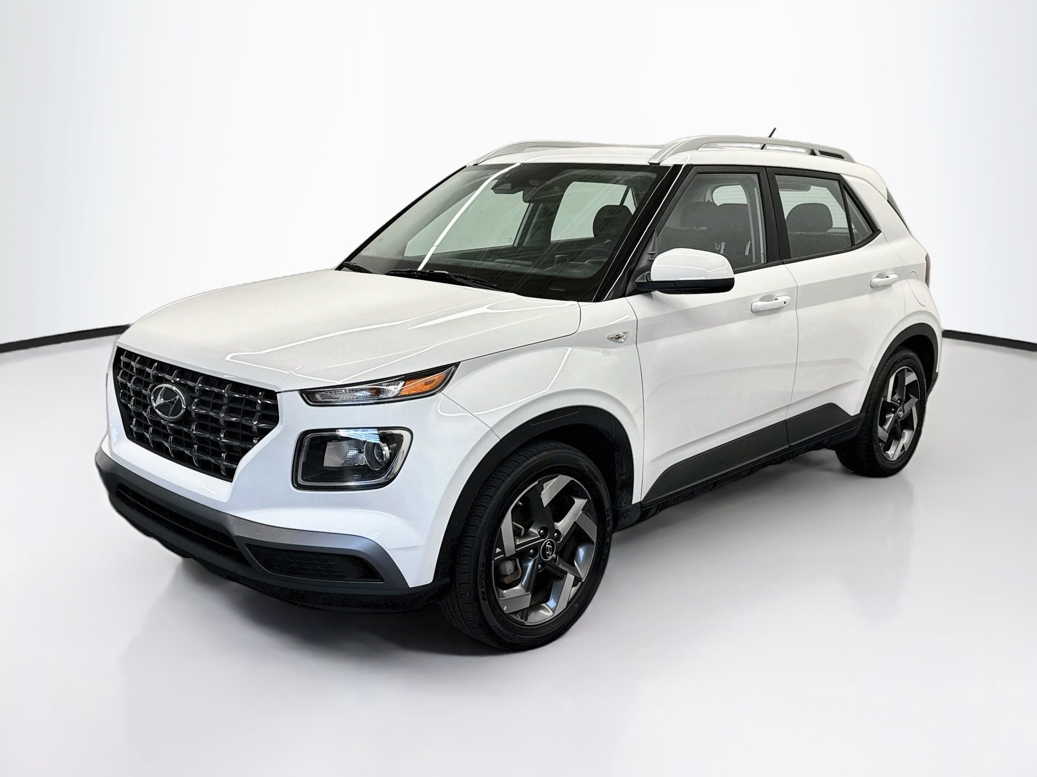 Used 2025 Hyundai Venue SEL FWD image 3