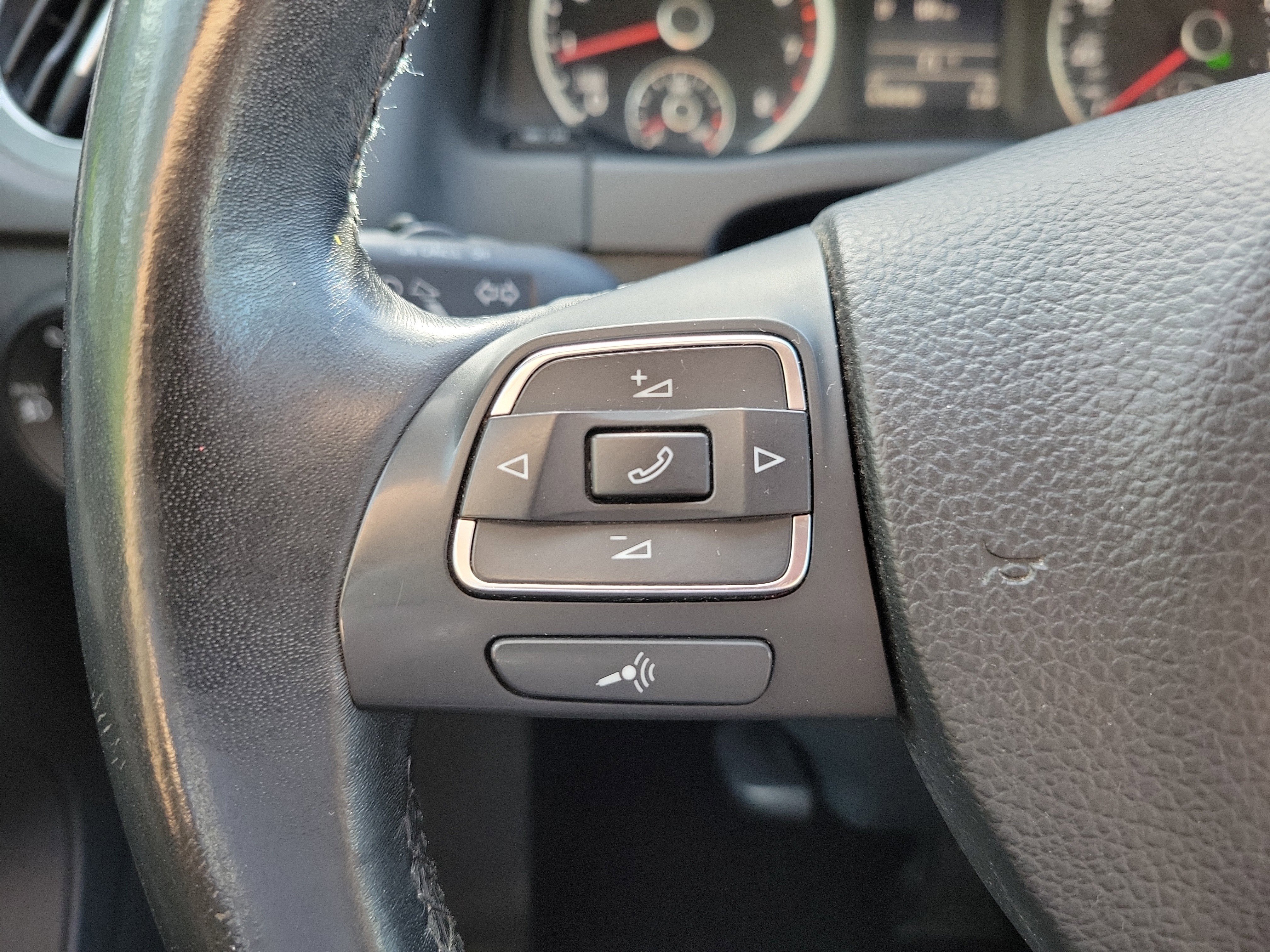 Used 2017 Volkswagen Tiguan SEL image 29