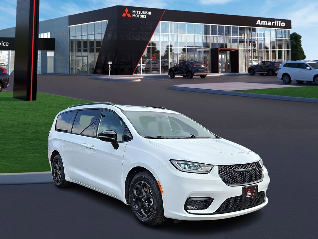 Used 2024 Chrysler Pacifica Premium image 4