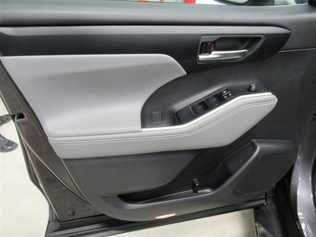 Used 2024 Toyota Highlander XLE image 17
