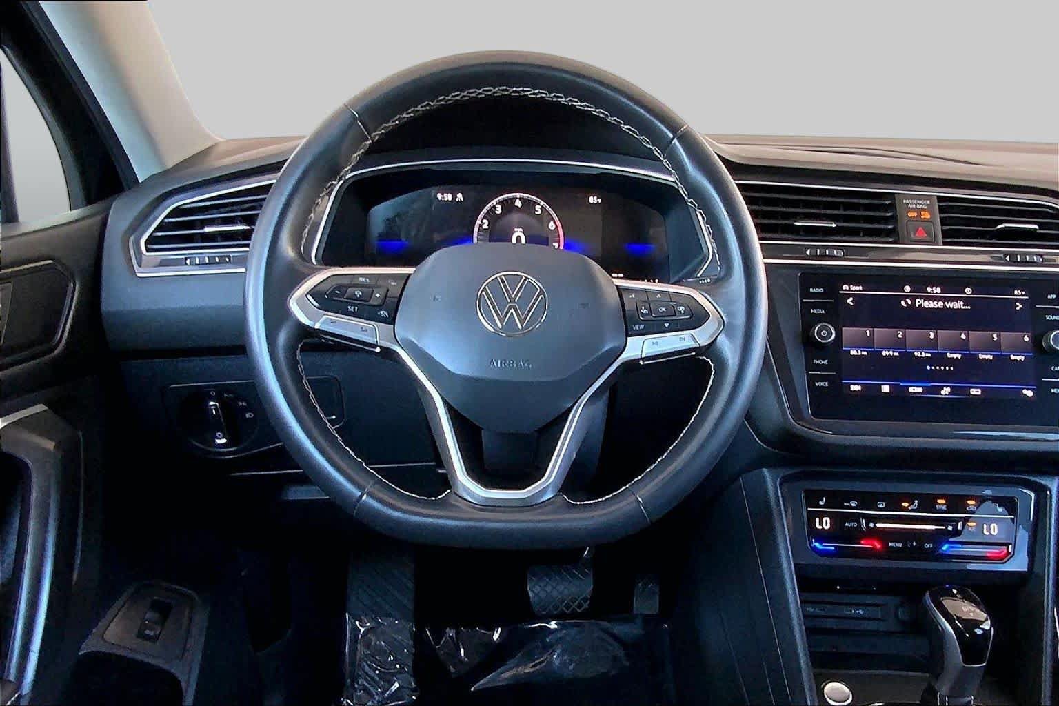 Used 2024 Volkswagen Tiguan SE AWD/4WD image 6