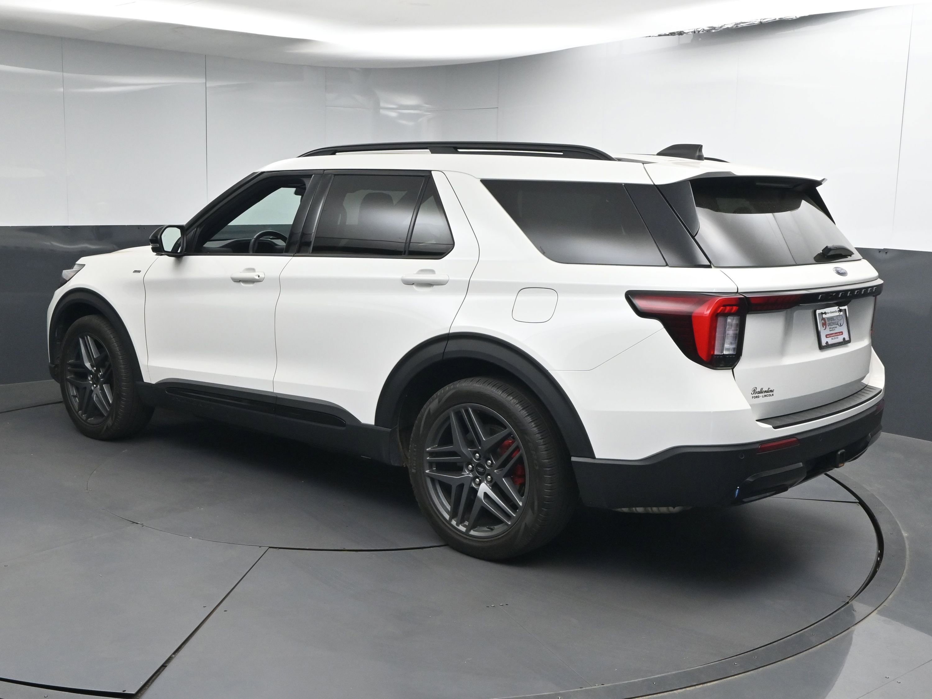 Used 2025 Ford Explorer ST-Line w/ Premium Package RWD image 6