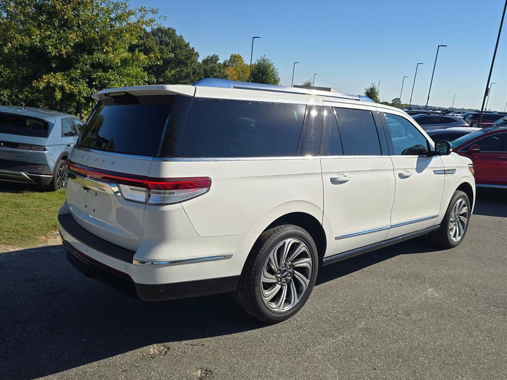 Used 2024 Lincoln Navigator L Reserve AWD/4WD image 3