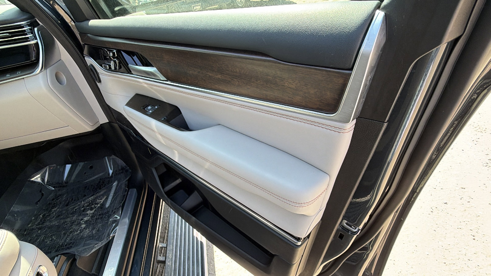 Certified 2025 Jeep Grand Wagoneer 4WD image 19