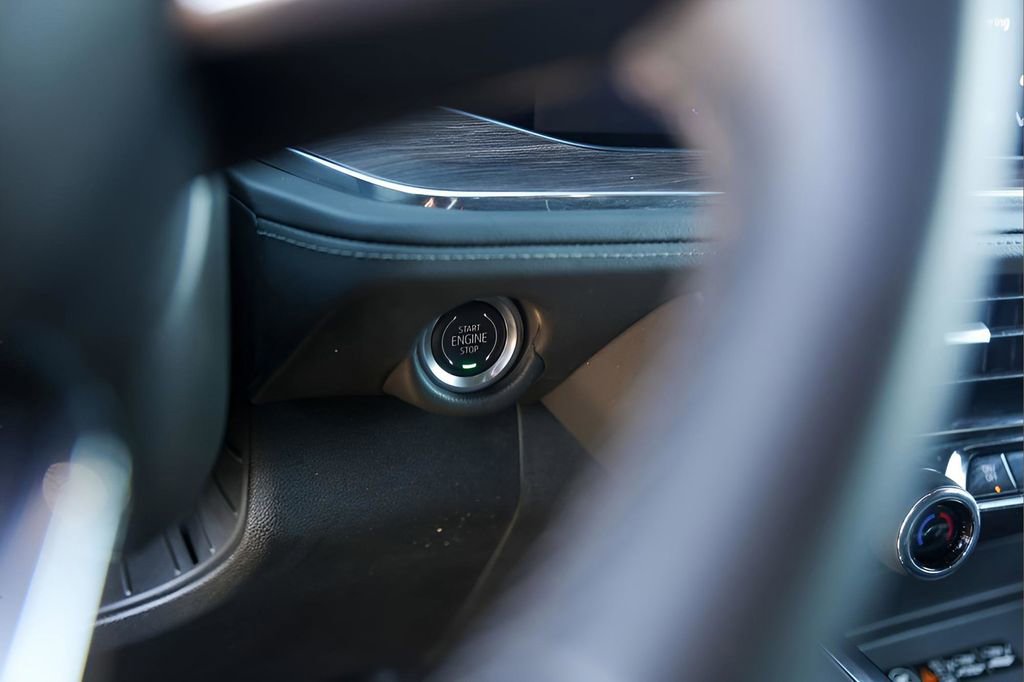 Used 2025 Chevrolet Suburban Z71 image 18