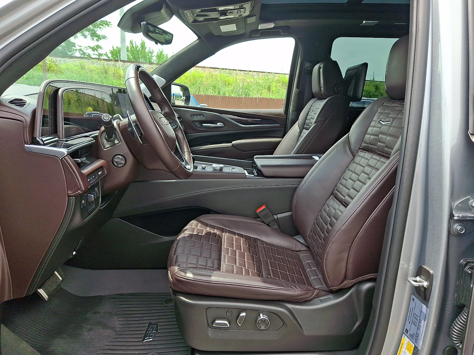 Certified 2024 Cadillac Escalade ESV V w/ LPO, ONYX Package AWD/4WD image 14